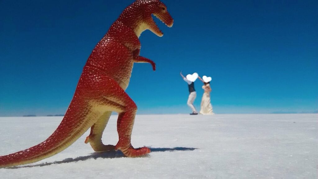 ウユニ塩湖 トリック写真 恐竜