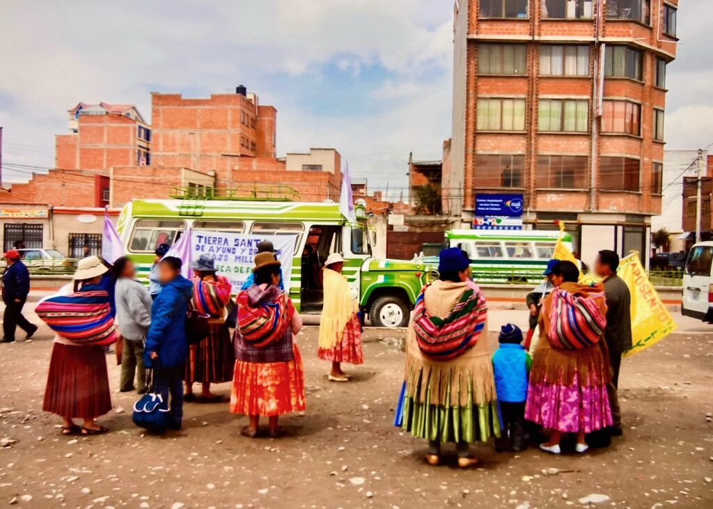 エルアルトにてボリビアの伝統衣装を着た人達