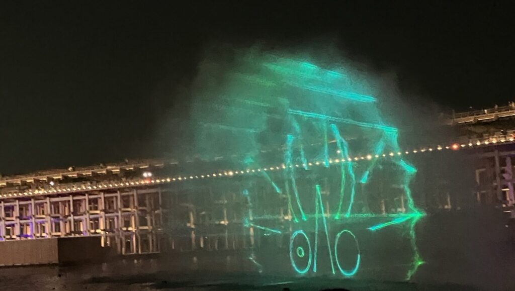万博 夜 池のショー