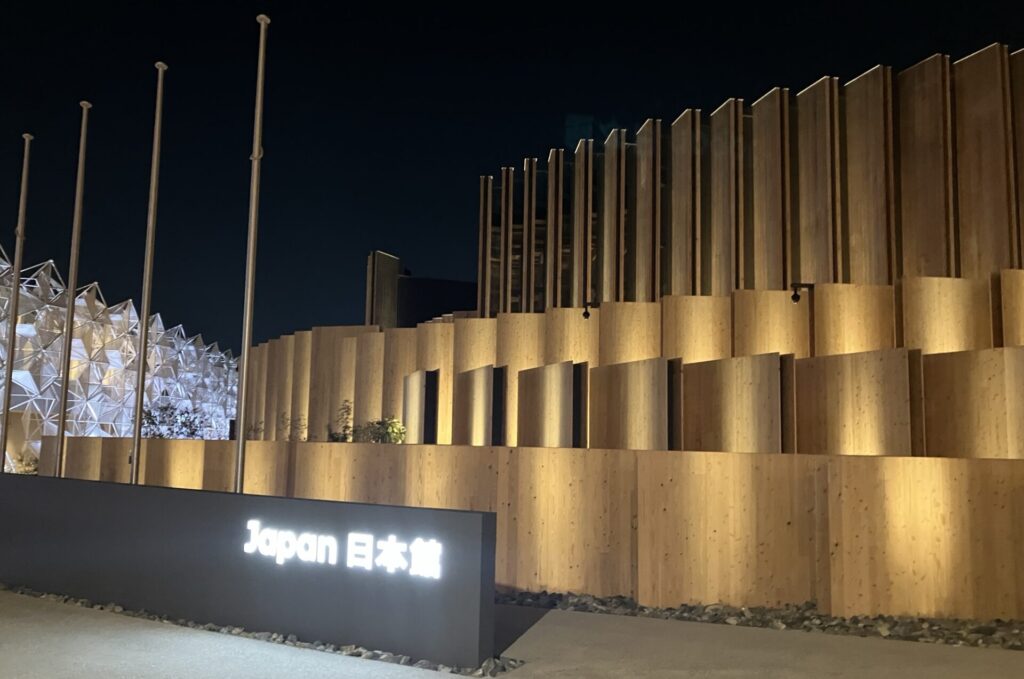 万博 日本館 夜間