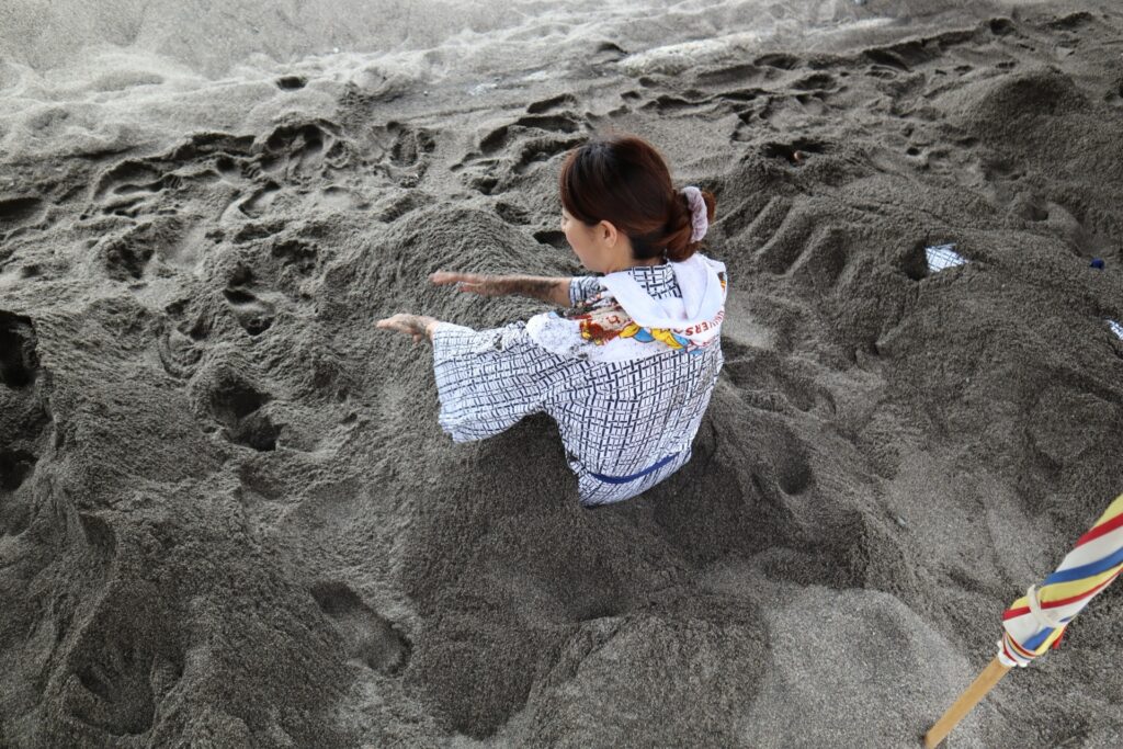 鹿児島 指宿 砂むし風呂を楽しむ女性のイメージ画像