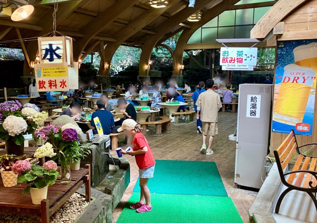 市営唐船峡そうめん流し フロア 内観