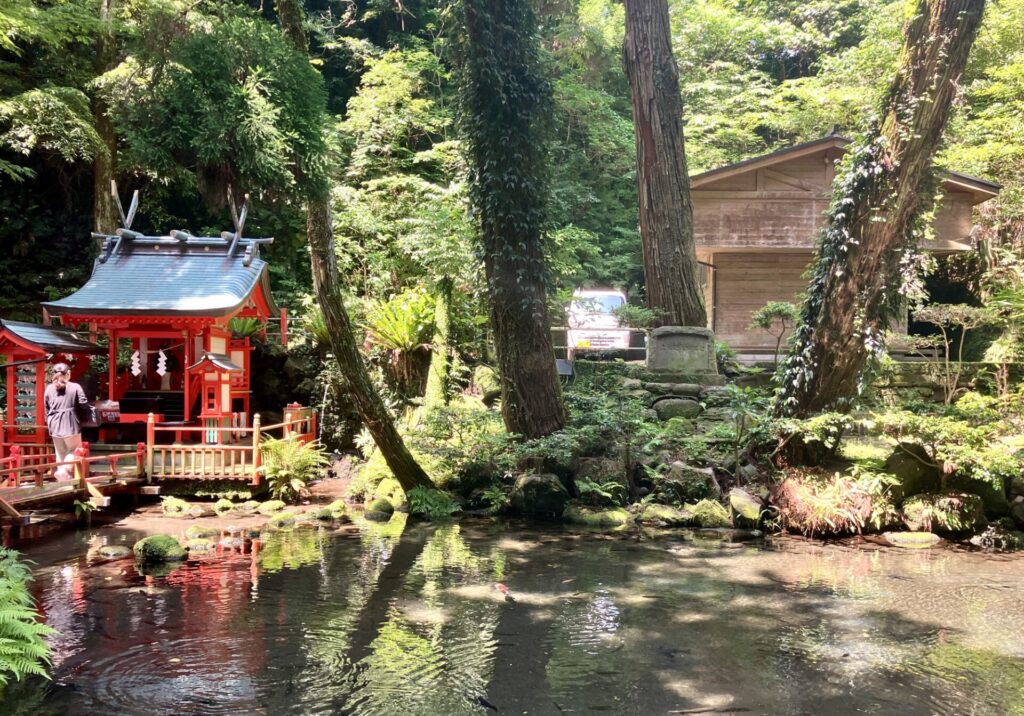 市営唐船峡そうめん流し 神社 鯉が泳ぐ池