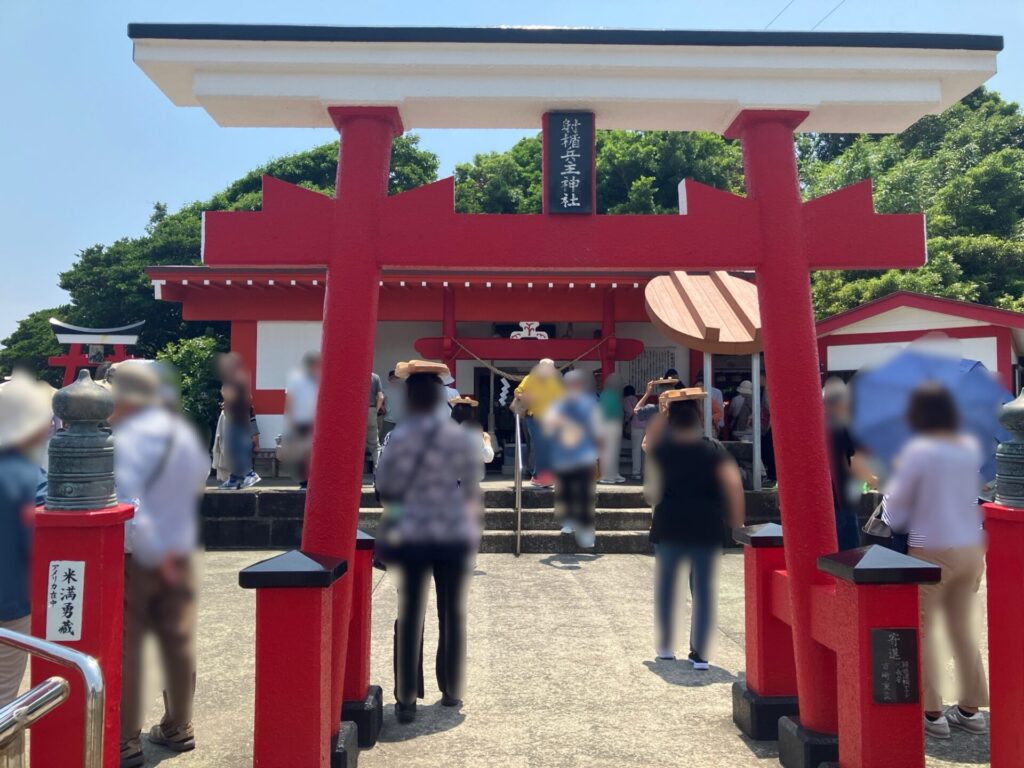 鹿児島 釜蓋神社 願掛けする観光客たち